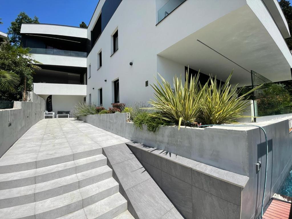 Aparthotel Villa V With Heated Pool Rijeka Eksteriør billede
