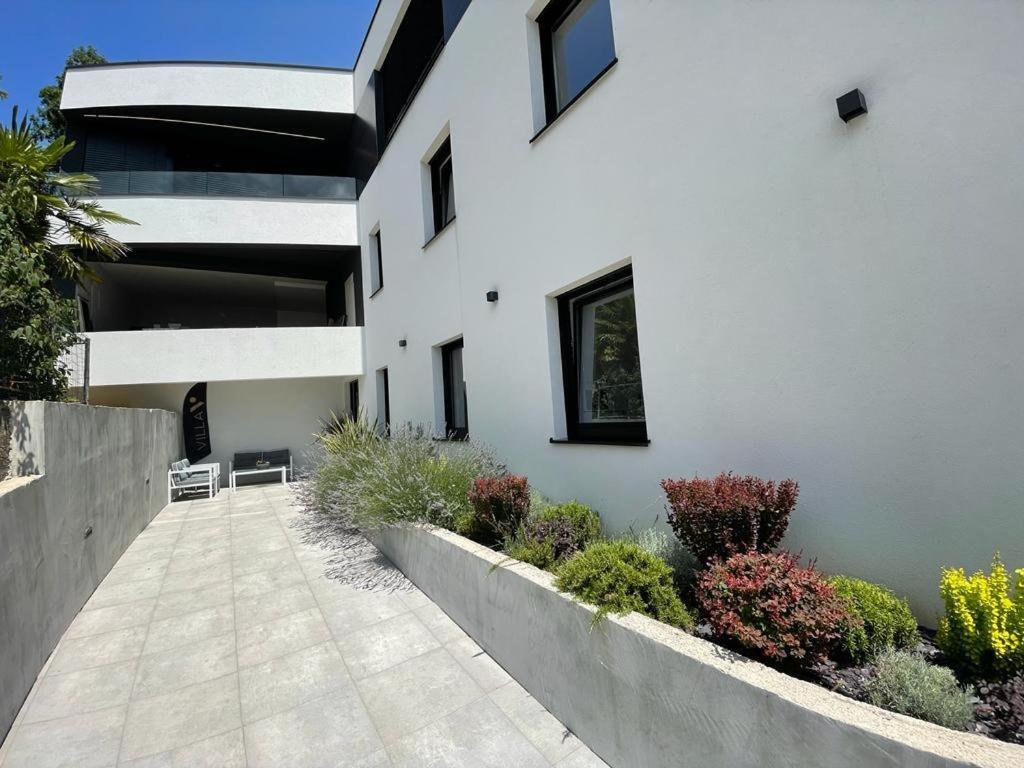 Aparthotel Villa V With Heated Pool Rijeka Eksteriør billede